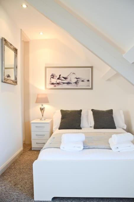 Modern Attic Studio Apartment With Harbour Views Penzance Exterior photo